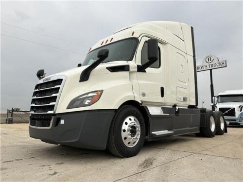 2019 Freightliner Cascadia  532795 Miles White   Automatic